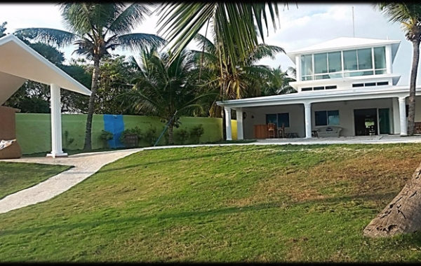 En Venta Villa con Pequeña Playa Privada en Cumayasa SPM