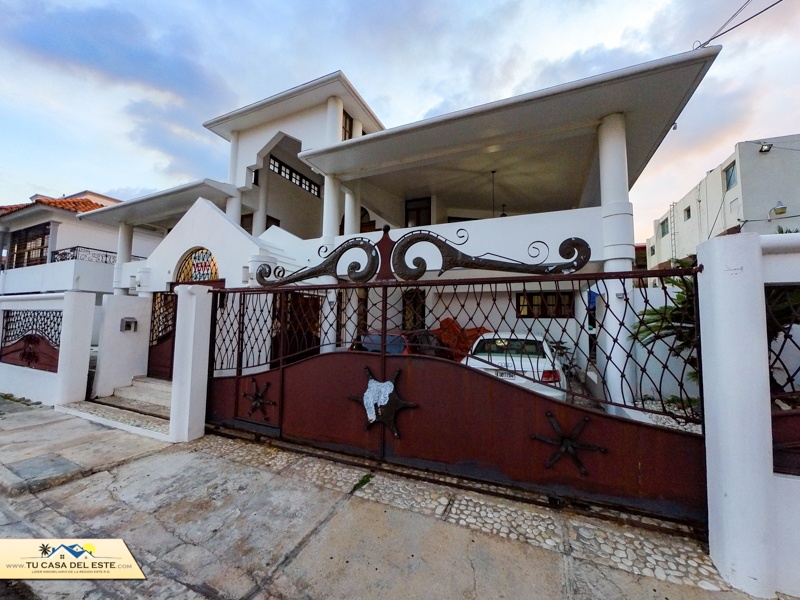 Hermosa casa en exclusiva zona en San Pedro de Macorís