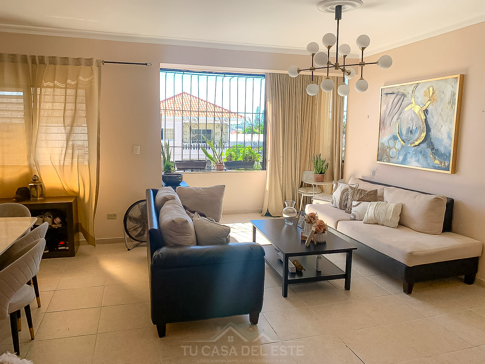 Amplio Apartamento en 4to Nivel en Urbanización Hazim