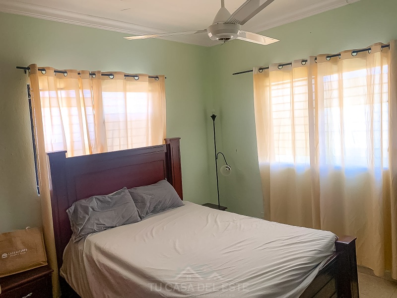 Amplio Apartamento en 4to Nivel en Urbanización Hazim
