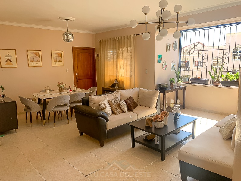 Amplio Apartamento en 4to Nivel en Urbanización Hazim