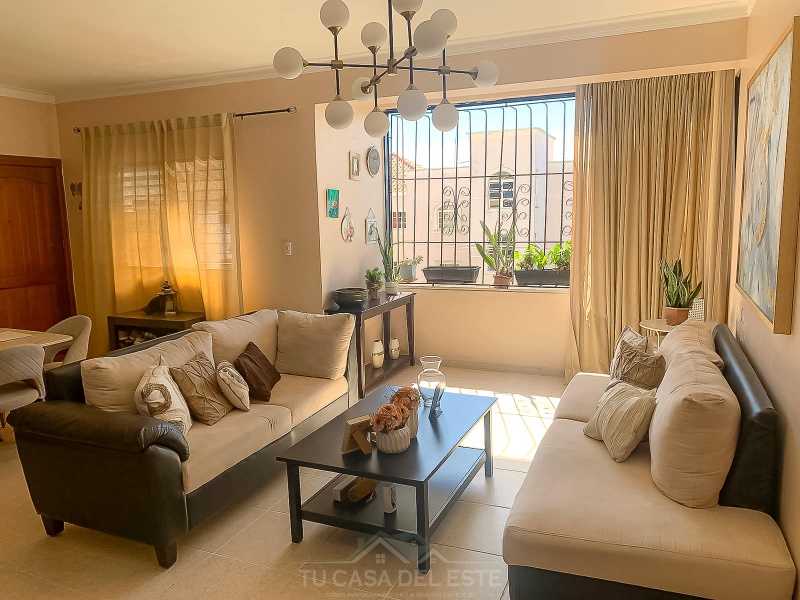 Amplio Apartamento en 4to Nivel en Urbanización Hazim