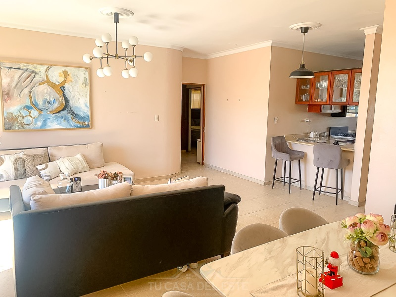 Amplio Apartamento en 4to Nivel en Urbanización Hazim