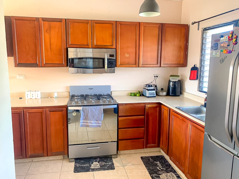 Amplio Apartamento en 4to Nivel en Urbanización Hazim