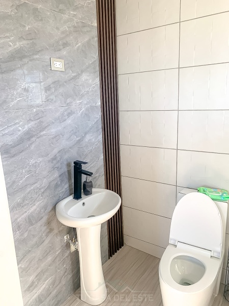 Amplio Apartamento en 4to Nivel en Urbanización Hazim