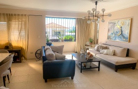 Amplio Apartamento en 4to Nivel en Urbanización Hazim