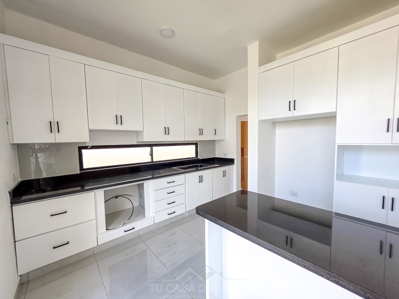 Moderna y Hermosa Casa en venta en Naime 3