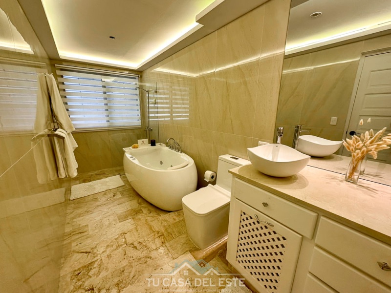 Espectacular Casa en Venta en Buena Vista Norte La Romana,La Romana,4 Rooms,4 Bathrooms