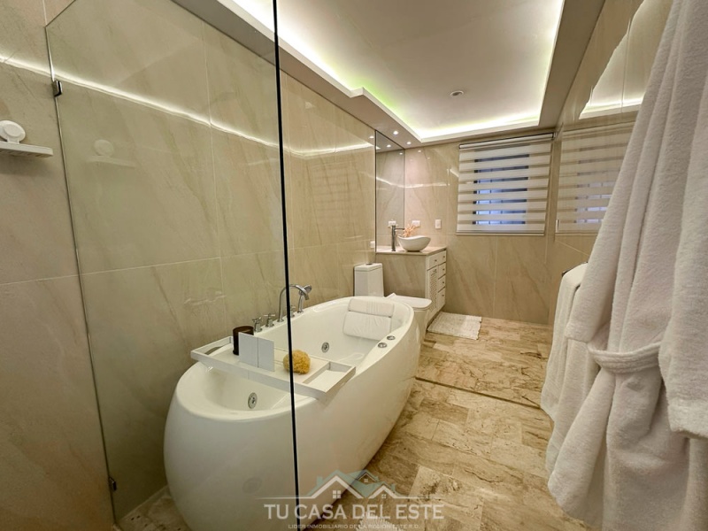 Espectacular Casa en Venta en Buena Vista Norte La Romana,La Romana,4 Rooms,4 Bathrooms